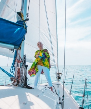 Живу в сказочной Москве, где мои сексуальные фантазии оживают и тают от наслаждения. У меня большой опыт, дарованный мне самой страстью, и я готова подарить тебе ночь, о которой ты всегда мечтал.
Приглашаю тебя погрузиться в мир нашего особого сокровища времени, где будем исследовать телесные грани удовольствия. Мои нежные руки и игривые губы знают, как доставить незабываемое наслаждение. Я мастерски владею различными эротическими техниками, и каждая встреча со мной - это праздник для твоей души и тела.
Фото, которые ты видишь, абсолютно реальны. Мои клиенты отмечают мою профессионализм и индивидуальный подход. У меня есть обширный арсенал игрушек и аксессуаров, чтобы сделать нашу встречу еще более запоминающейся. Я уверена, что ты останешься полностью удовлетворенным и захочешь вернуться ко мне снова и снова.
💫 Мои услуги дороги, но они безусловно стоят каждого потраченного рубля. Обещаю, что твои фантазии будут исполнены таким образом, что ты не захочешь останавливаться. Подарю тебе ночь, о которой будешь вспоминать, вспыхивая от желания. Жду тебя, мой милый, чтобы погрузиться в море наслаждения вместе! 💋😘 239, 45 лет